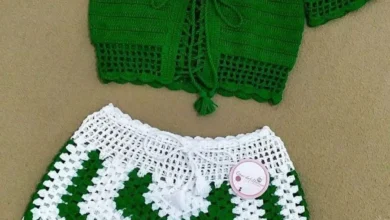 Conjunto de crochê verde e branco com top e shorts, ideal para dias quentes.