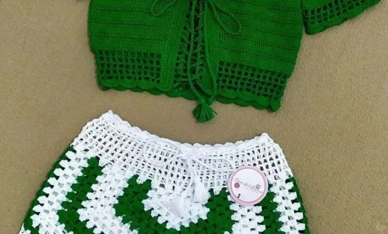 Conjunto de crochê verde e branco com top e shorts, ideal para dias quentes.