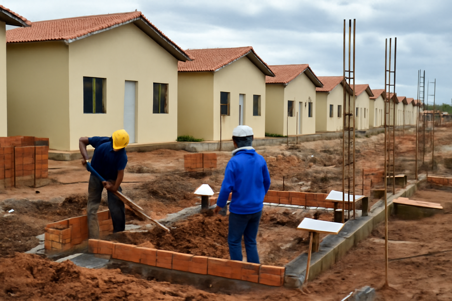 Obras em andamento das novas moradias do Programa Minha Casa, Minha Vida em Jequié, Bahia.