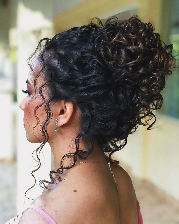  Coque despojado para cabelo cacheado com acabamento elegante e fios soltos