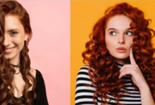 Duas mulheres com cabelos cacheados em tons de castanho iluminado e vermelho acobreado, com fundo colorido.