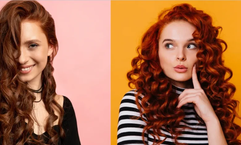 Duas mulheres com cabelos cacheados em tons de castanho iluminado e vermelho acobreado, com fundo colorido.