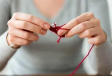 Pessoa praticando crochê avançado com linha vermelha