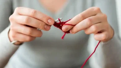 Pessoa praticando crochê avançado com linha vermelha