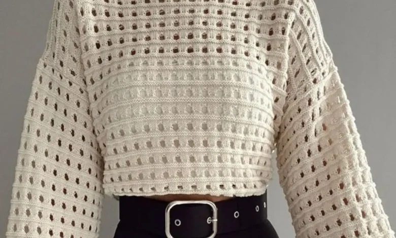 Look de trabalho com peça de crochê branco, estilo casual e elegante