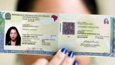 Imagem de uma carteira de identidade (RG) brasileira, com foco na foto e detalhes do documento.