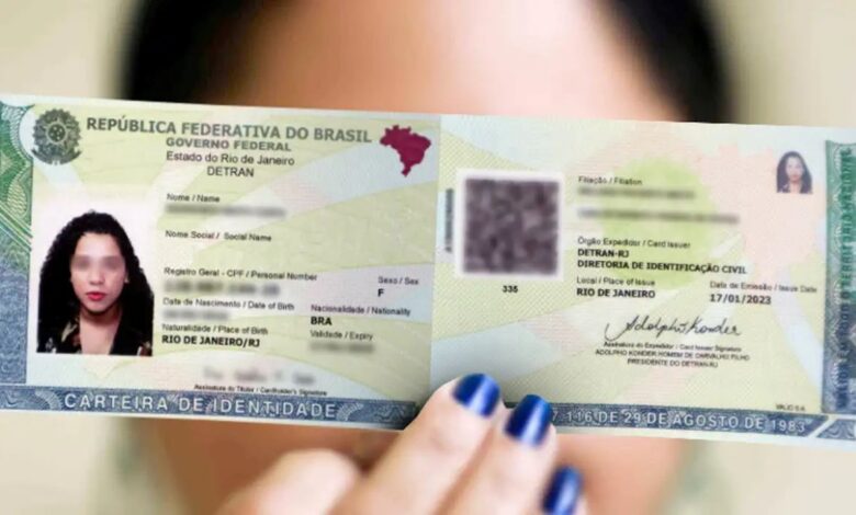 Imagem de uma carteira de identidade (RG) brasileira, com foco na foto e detalhes do documento.
