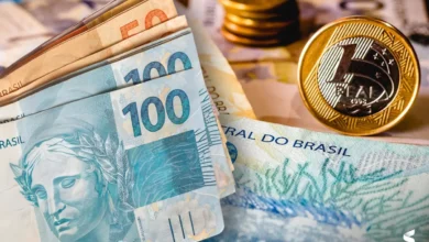 Notas e moedas brasileiras com destaque para o valor de R$100,00, R$50,00 e moedas de R$1,00