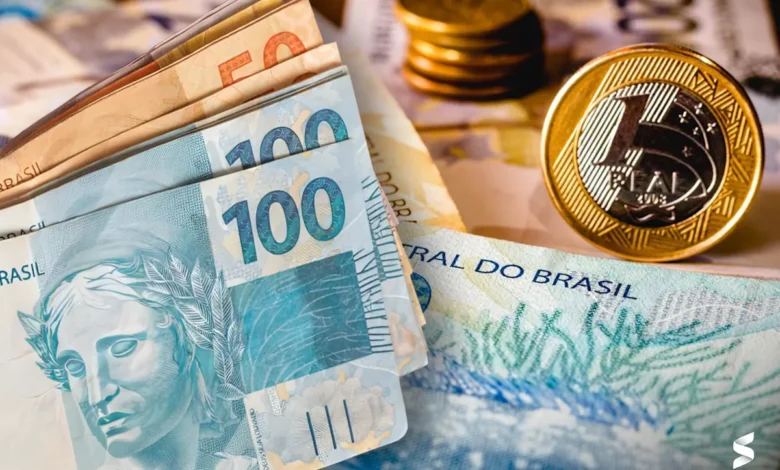 Notas e moedas brasileiras com destaque para o valor de R$100,00, R$50,00 e moedas de R$1,00