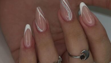 unhas em gel com acabamento em branco e detalhes com glitter