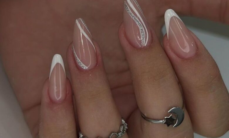 unhas em gel com acabamento em branco e detalhes com glitter