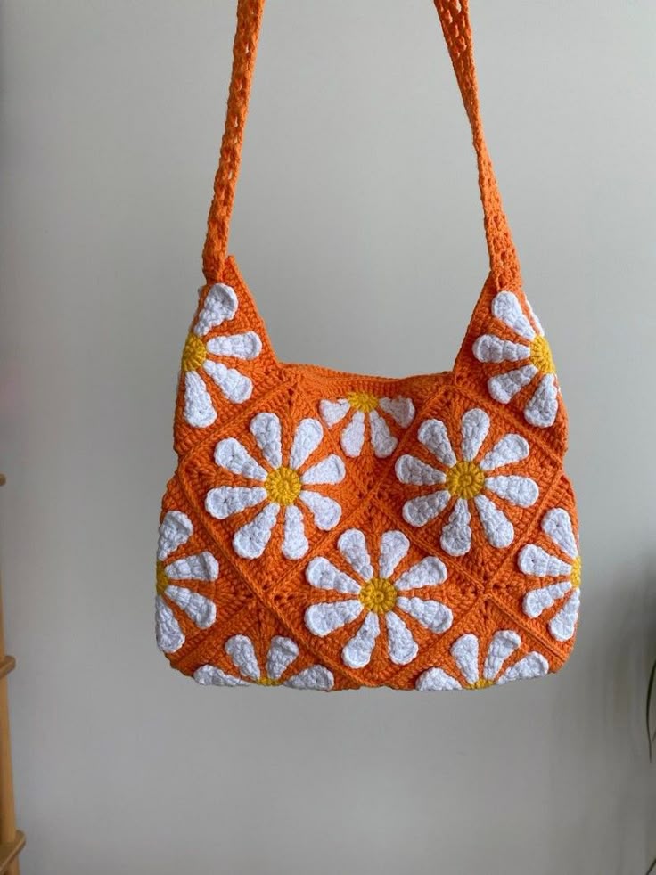 Bolsa de crochê com squares florais em fundo laranja