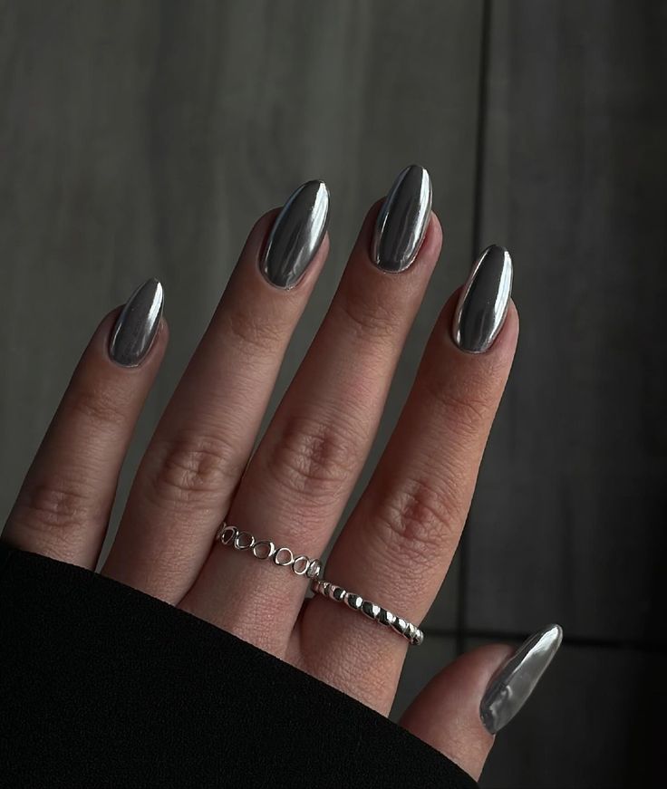 Unhas curvas com esmalte metálico prateado
