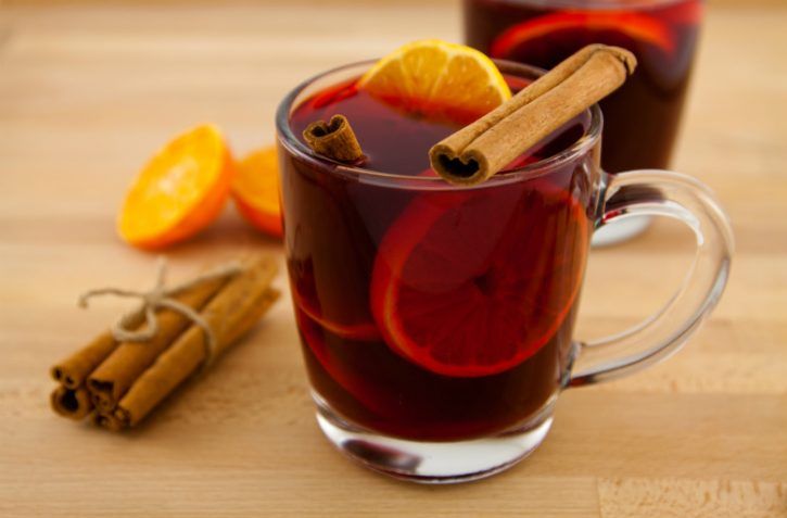 Quentão sem álcool servido em copo com laranja e canela, uma opção saudável para as festas juninas.