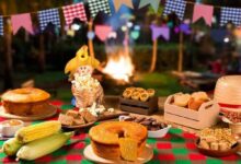 Variedade de comidas típicas de festa junina saudável, incluindo bolo, milho, doces e pipoca.
