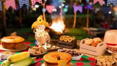 Variedade de comidas típicas de festa junina saudável, incluindo bolo, milho, doces e pipoca.