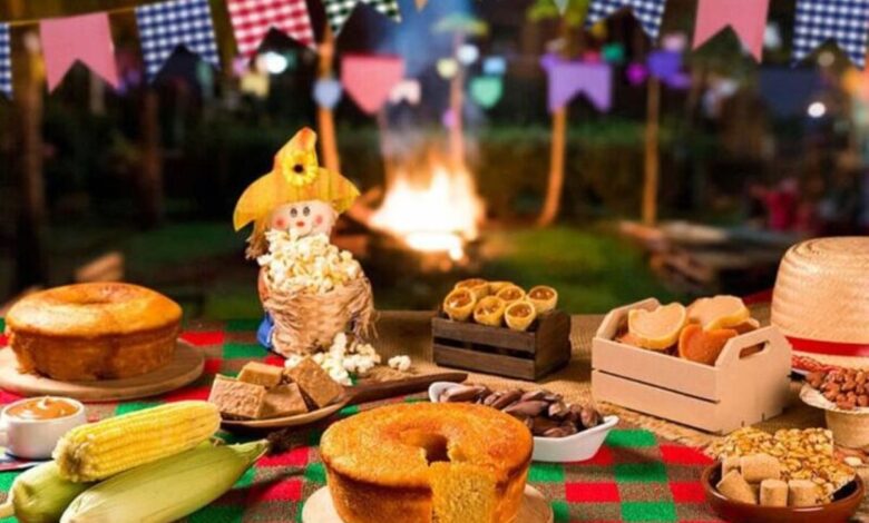 Variedade de comidas típicas de festa junina saudável, incluindo bolo, milho, doces e pipoca.