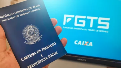 Carteira de Trabalho e tela com logo do FGTS, representando o uso do fundo no Minha Casa Minha Vida