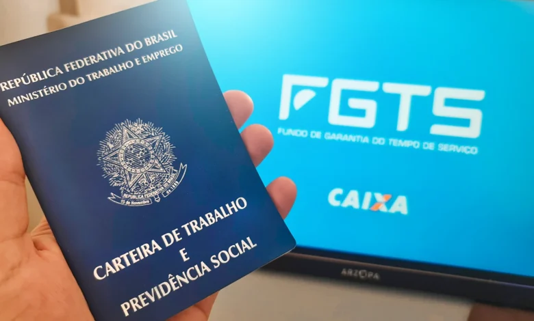 Carteira de Trabalho e tela com logo do FGTS, representando o uso do fundo no Minha Casa Minha Vida