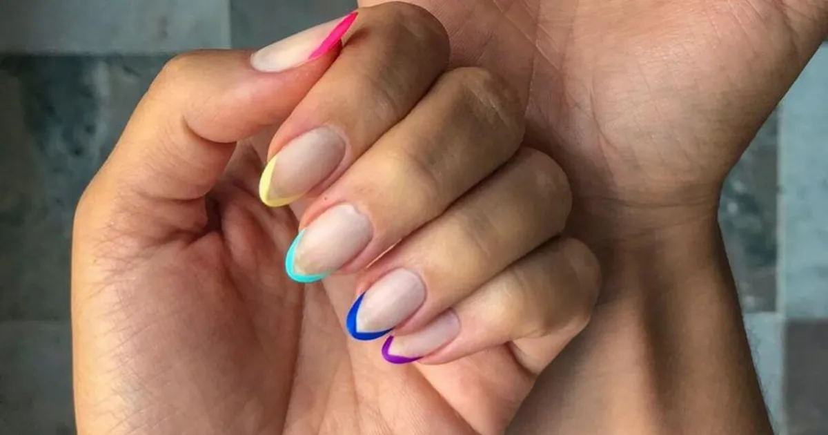 Unhas com francesinha colorida em tons vibrantes para o São João.