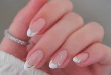 Unhas com tendência de francesinha invertida com detalhes prateados, estilo moderno e minimalista para 2025.