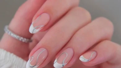 Unhas com tendência de francesinha invertida com detalhes prateados, estilo moderno e minimalista para 2025.
