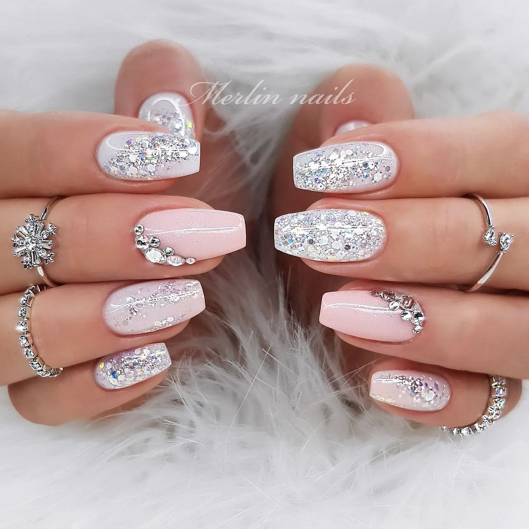 Unhas para São João com strass e pedrarias, decoradas com brilho e detalhes delicados para festas.