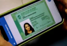 Imagem da identidade digital do Rio de Janeiro sendo exibida em um smartphone, com a foto do titular e o título 'Identidade Digital RJ