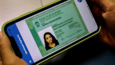 Imagem da identidade digital do Rio de Janeiro sendo exibida em um smartphone, com a foto do titular e o título 'Identidade Digital RJ