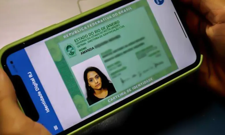Imagem da identidade digital do Rio de Janeiro sendo exibida em um smartphone, com a foto do titular e o título 'Identidade Digital RJ