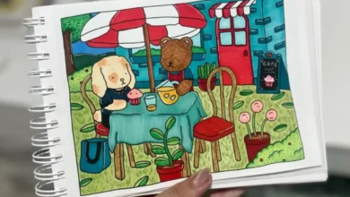Ilustração de café com animais sentados à mesa em um ambiente colorido e divertido