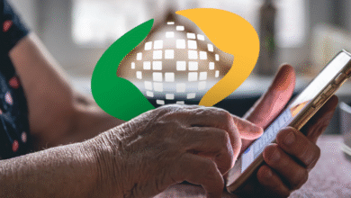 Imagem mostrando mãos de uma pessoa idosa usando um celular, com sobreposição de um ícone representando o INSS, indicando que os pagamentos serão antecipados em junho devido ao feriado.