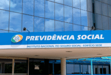 Logo do INSS na fachada do prédio do Instituto Nacional do Seguro Social, com foco no título Previdência Social.