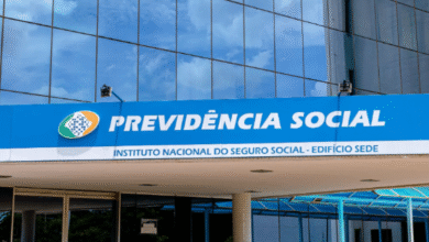 Logo do INSS na fachada do prédio do Instituto Nacional do Seguro Social, com foco no título Previdência Social.