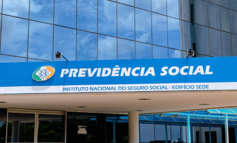 Logo do INSS na fachada do prédio do Instituto Nacional do Seguro Social, com foco no título Previdência Social.
