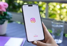 Imagem do logo do Instagram em um smartphone, com a marca da Meta, simbolizando a mudança nas restrições para menores de 16 anos.