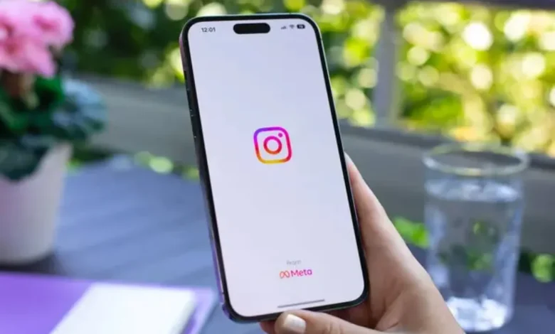 Imagem do logo do Instagram em um smartphone, com a marca da Meta, simbolizando a mudança nas restrições para menores de 16 anos.