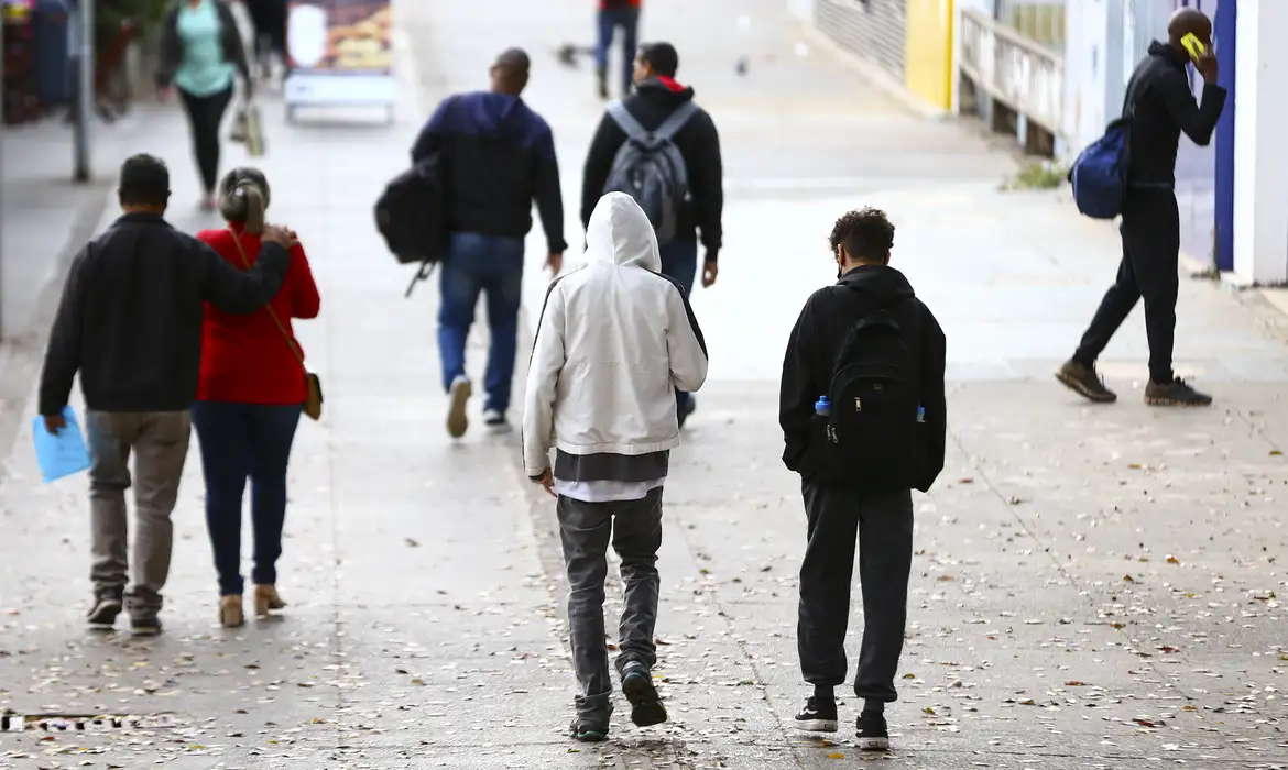 Pessoas caminhando em dia frio, típicas do inverno brasileiro