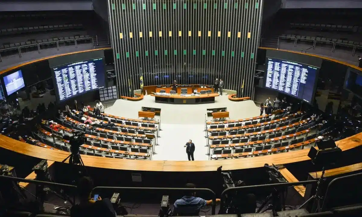 Plenário da Câmara dos Deputados durante votação sobre isenção do Imposto de Renda