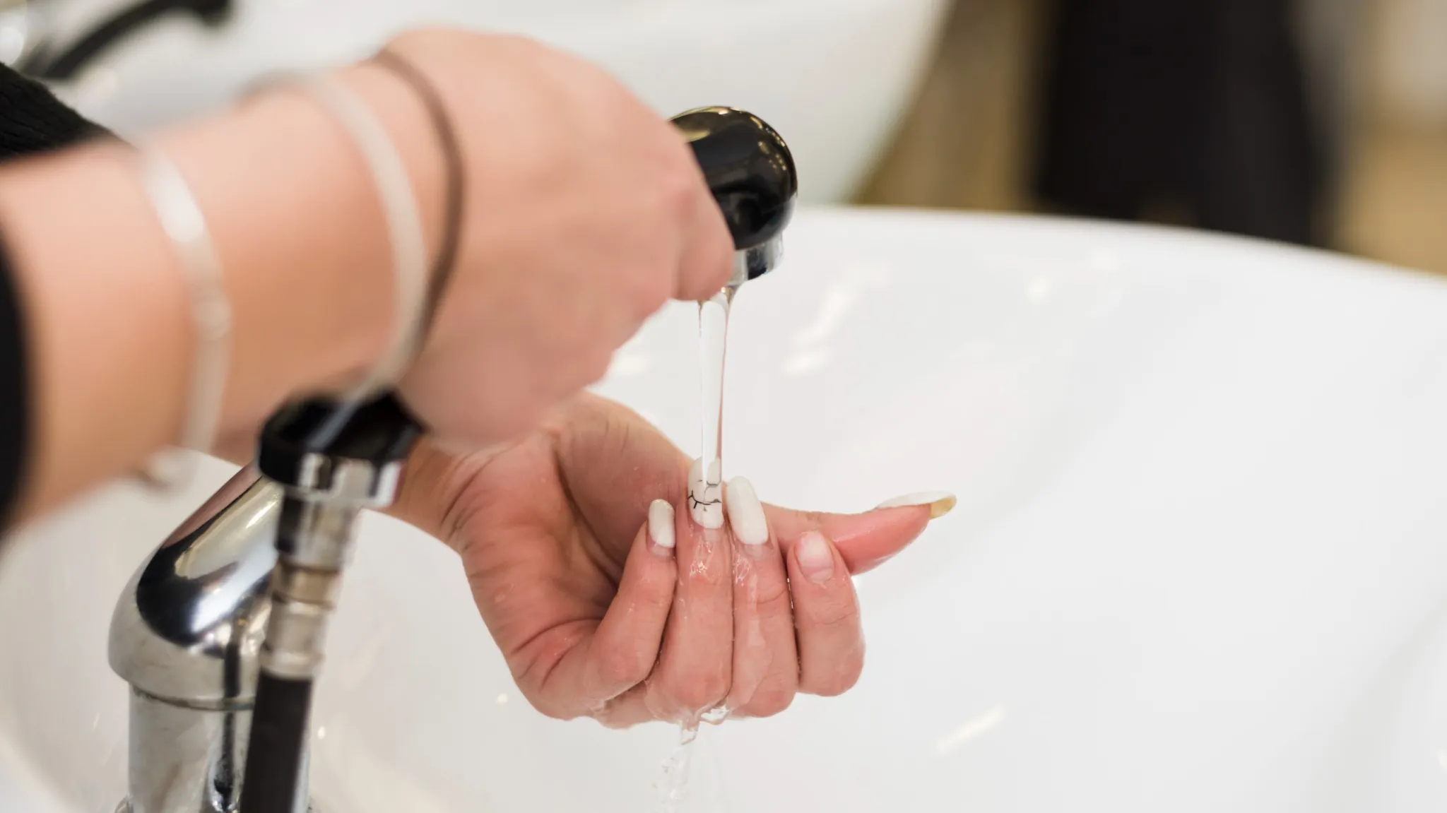 lavagem das unhas postiças com água morna para facilitar a remoção.