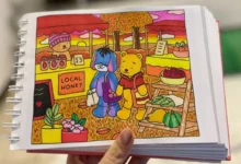 Ilustração colorida de dois personagens de pelúcia, um urso e um cachorro, em um mercado ao ar livre com barracas de mel e frutas. Eles estão caminhando por entre flores e vegetação no outono.
