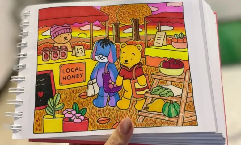 Ilustração colorida de dois personagens de pelúcia, um urso e um cachorro, em um mercado ao ar livre com barracas de mel e frutas. Eles estão caminhando por entre flores e vegetação no outono.