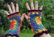 Luvas de crochê coloridas com quadradinhos multicoloridos e detalhes em preto