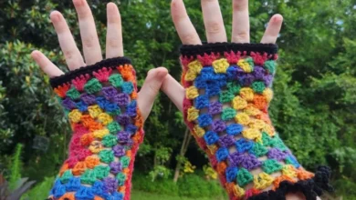 Luvas de crochê coloridas com quadradinhos multicoloridos e detalhes em preto