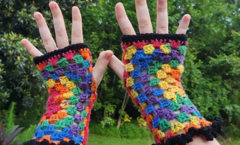 Luvas de crochê coloridas com quadradinhos multicoloridos e detalhes em preto