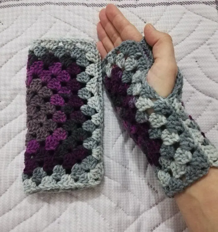 Luvas de crochê em tons de roxo e cinza, com design de quadradinhos