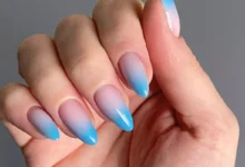 Unhas decoradas com esmalte degradê azul, manicure elegante e moderna.