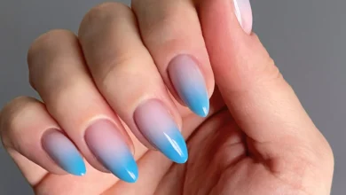 Unhas decoradas com esmalte degradê azul, manicure elegante e moderna.