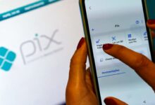 Pessoa utilizando aplicativo de banco no celular para realizar operação via Pix