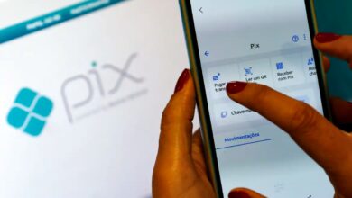 Pessoa utilizando aplicativo de banco no celular para realizar operação via Pix